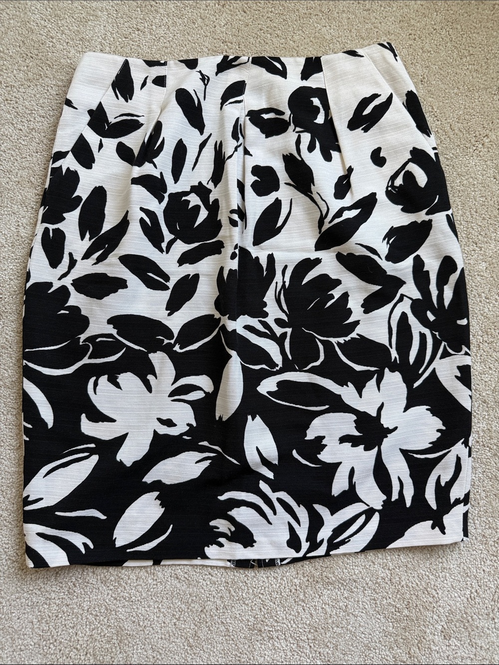 Ellen Tracy Black & White Floral Pencil Skirt